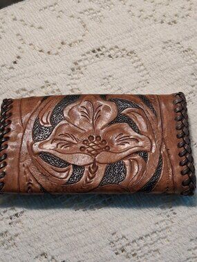 👜 Tooled Leather Key Wallet – 1970s Vintage Floral Design 🌼